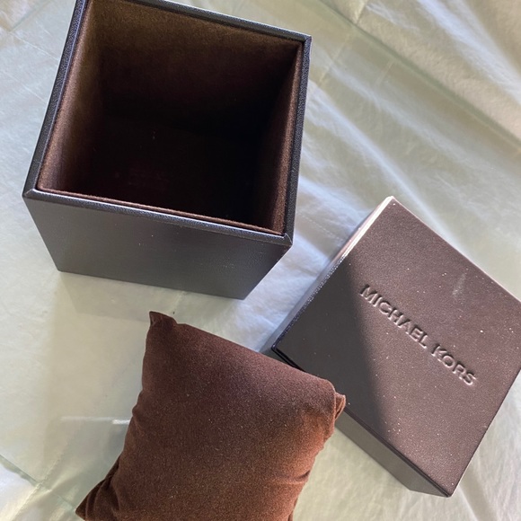 MK Watch Box 📦 - Picture 2 of 5